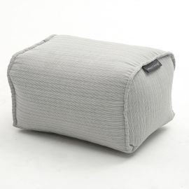 бескаркасный пуф под ноги для улицы и дома серого цвета