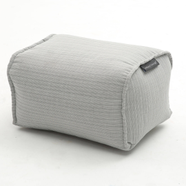 бескаркасный пуф под ноги для улицы и дома серого цвета