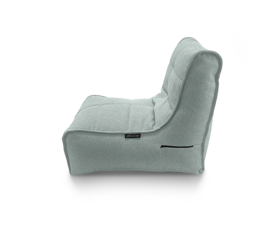 Система FunnelWeb в зелёном кресле с демонстрацией боковых карманов